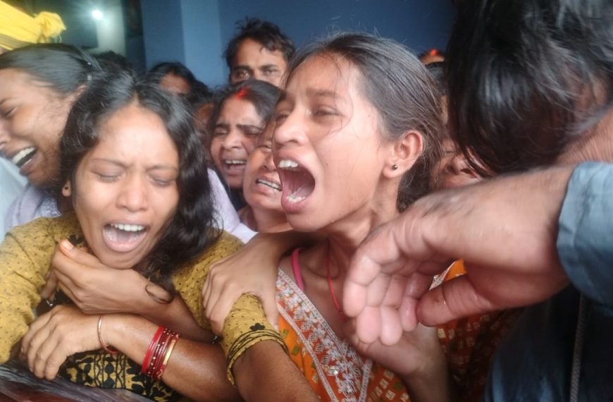 Gomia: The body of migrant worker Satyendra Mahto arrived in Gomia from Saudi Arabia after a month; tears welled up in everyone's eyes during the final viewing.