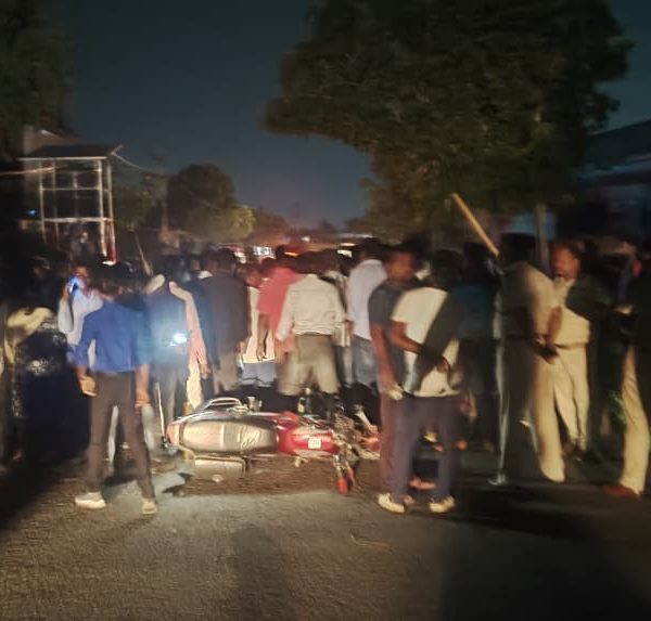 Gomia: One person died in a head-on collision between two motorcycles near Hosir Jamkadih; road blocked.