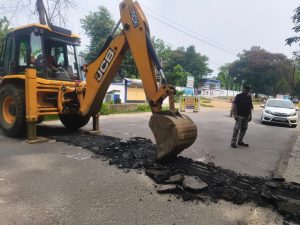 Gomia: The two speed bumps near Pitts Modern School that had caused fatalities have been removed; the risk of accidents has been averted following action by the police and administration.