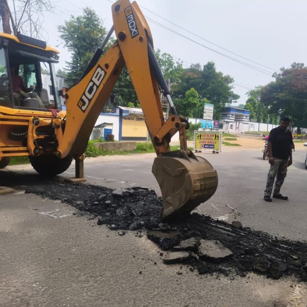 Gomia: The two speed bumps near Pitts Modern School that had caused fatalities have been removed; the risk of accidents has been averted following action by the police and administration.