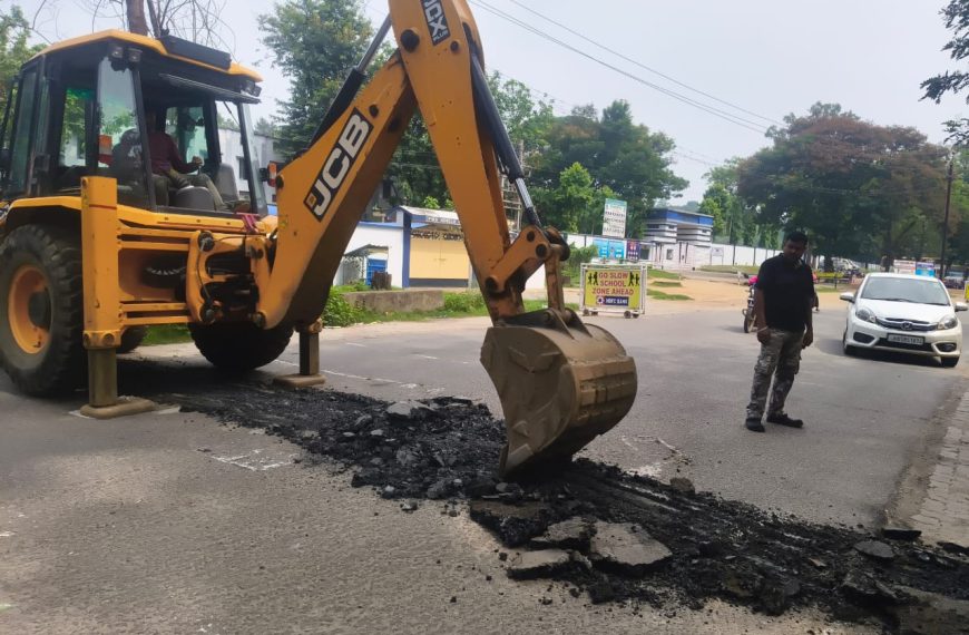 Gomia: The two speed bumps near Pitts Modern School that had caused fatalities have been removed; the risk of accidents has been averted following action by the police and administration.