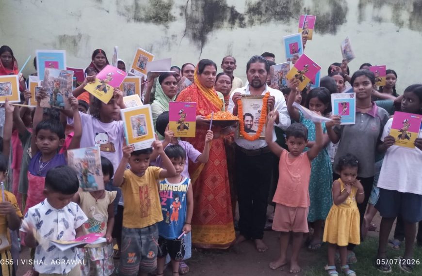 LJP leader Ranjan Paswan distributed notebooks and pens among the children.