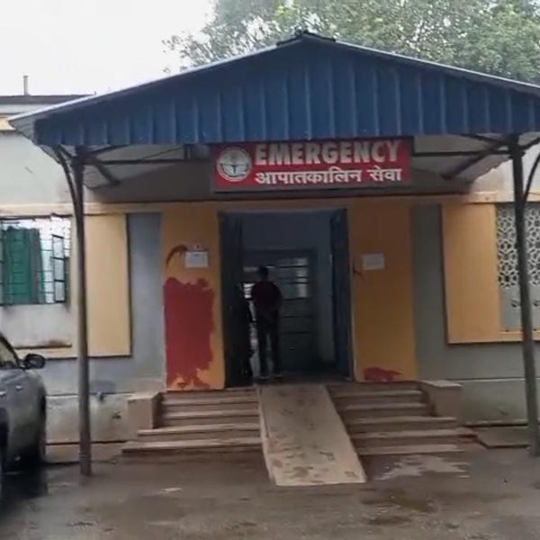 Gomia: Gomia’s Ardiar Hospital has shut down after the Pollution Control Board revoked its Consent to Operate (CTO), causing increased hardship for all types of patients—including snakebite victims—seeking treatment at the facility.