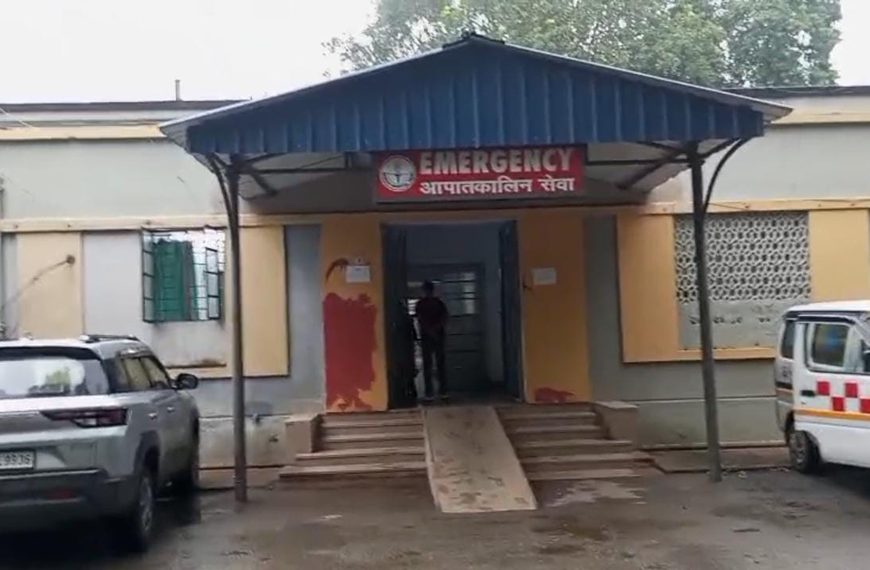 Gomia: Gomia’s Ardiar Hospital has shut down after the Pollution Control Board revoked its Consent to Operate (CTO), causing increased hardship for all types of patients—including snakebite victims—seeking treatment at the facility.