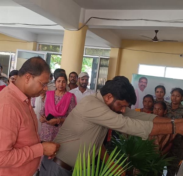 Gomia: A tribute meeting was held at the Gomia Block-cum-Circle office on the first death anniversary of 'Dharti Aaba' Shibu Soren.