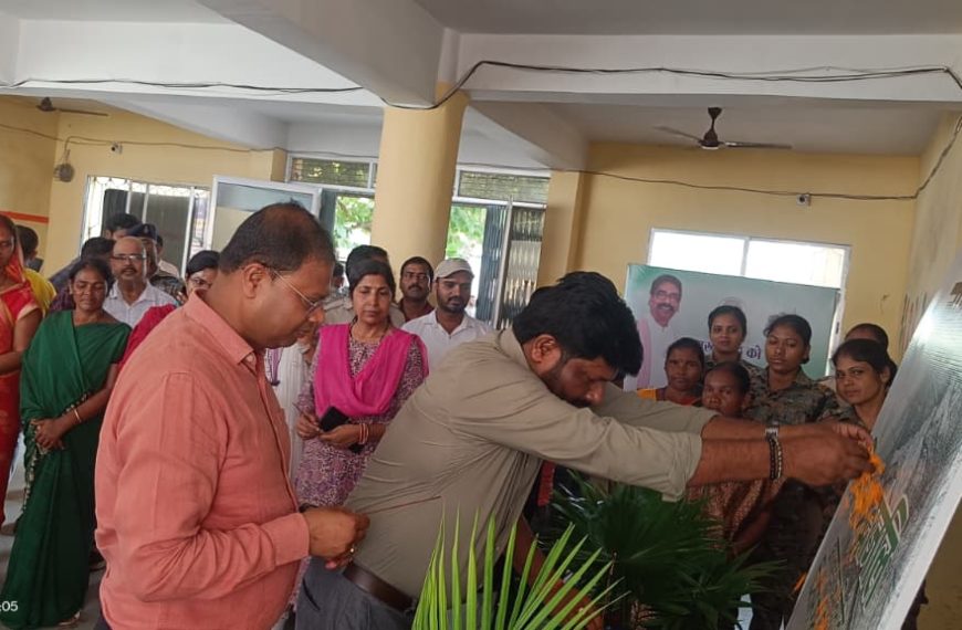 Gomia: A tribute meeting was held at the Gomia Block-cum-Circle office on the first death anniversary of 'Dharti Aaba' Shibu Soren.