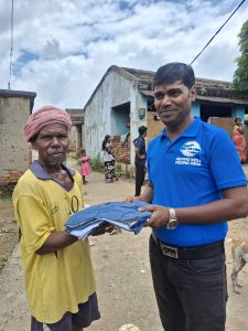 Gomia: Under 'Mission Paridhan', the Hi-Fi organization distributed clothes at the Birhor settlement and also distributed food items among the children.