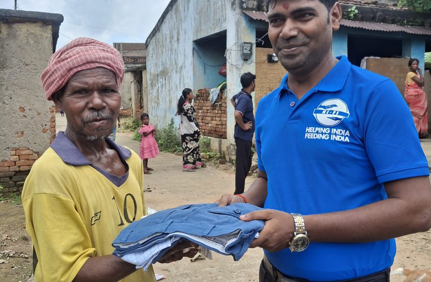 Gomia: Under 'Mission Paridhan', the Hi-Fi organization distributed clothes at the Birhor settlement and also distributed food items among the children.
