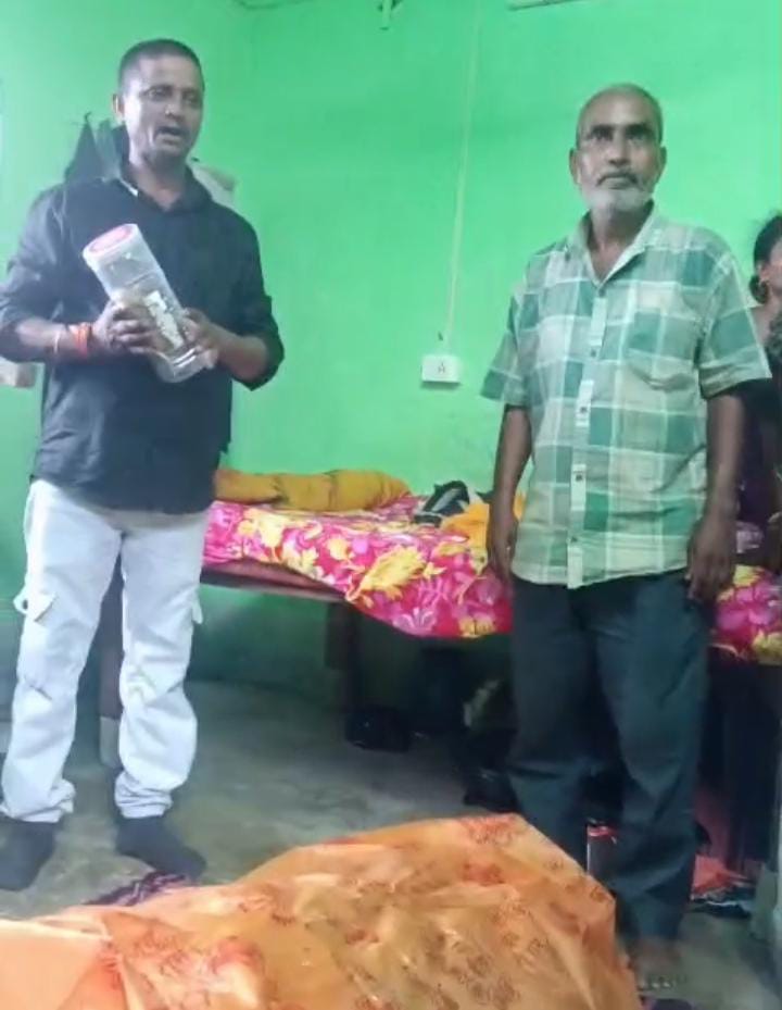 Gomia: 25-year-old woman dies of snakebite; bitten by a venomous snake while gathering firewood.