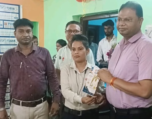Gomia: Certificate distribution ceremony at RIIT Hosir; successful students felicitated.