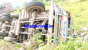 Gomia: Major accident averted on the Gomia-Hosir main road; cement-laden truck overturns in a field.