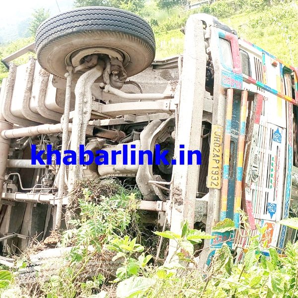 Gomia: Major accident averted on the Gomia-Hosir main road; cement-laden truck overturns in a field.