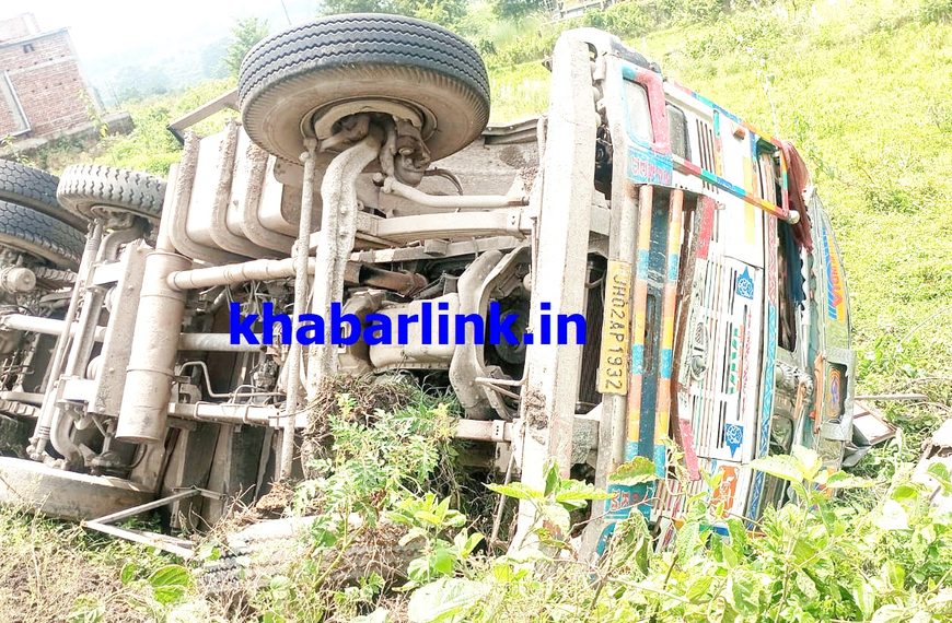 Gomia: Major accident averted on the Gomia-Hosir main road; cement-laden truck overturns in a field.