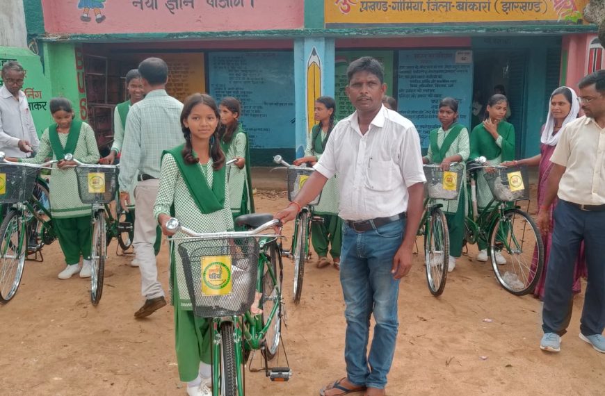 Gomia: 32 students at Upgraded Middle School Chhotki Sidhabara received bicycles and were encouraged towards education.