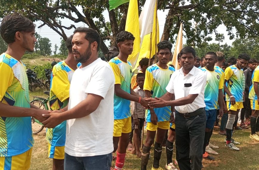 Gomia: Late Bhuvneshwar Mahto Memorial Football Tournament kicks off in Chhotki Sidhabara.