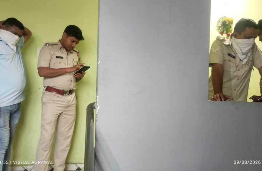 Gomia: A decomposed body was found in a room that had been locked for several days at Doli Palace, located at Bank More, Gomia; the body was clad in a police uniform.