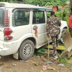 Gomia: Speeding Scorpio rams into a stationary auto-rickshaw; laborer critically injured and referred to Ranchi.