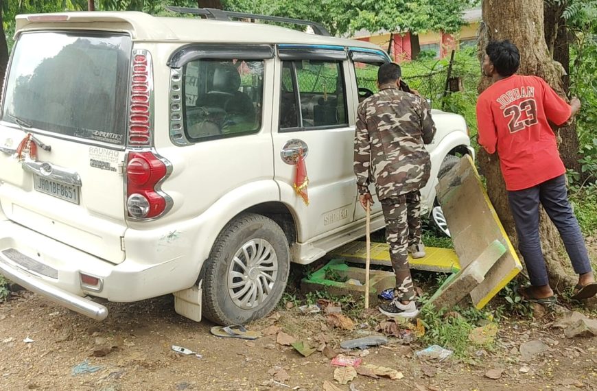 Gomia: Speeding Scorpio rams into a stationary auto-rickshaw; laborer critically injured and referred to Ranchi.
