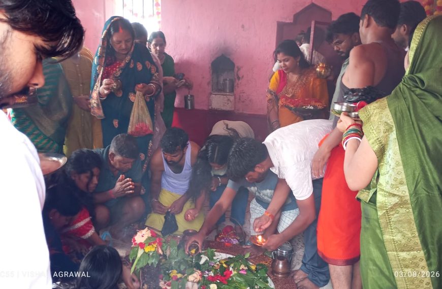 Gomia: A massive surge of devotion was witnessed at Shiva temples in Gomia on the first Monday of the holy month of Sawan; the area resounded with chants of "Har-Har Mahadev."