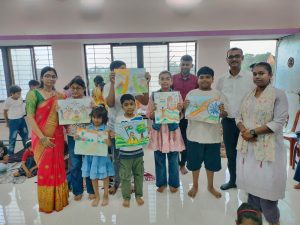 Gomia: Children showcase their talent at Gunawat Academy on Independence Day; art competition organized.