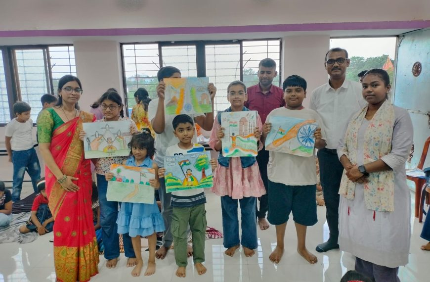 Gomia: Children showcase their talent at Gunawat Academy on Independence Day; art competition organized.