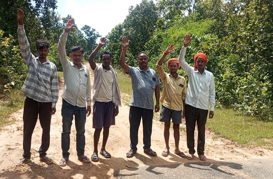 Gomia: Long-pending demand for the construction of the Rola-Edla-Harli road; villagers accuse the administration of neglect.