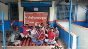 Gomia: Bank of India employees in Gomia vent their anger over their demands; stage a massive protest outside the branch.