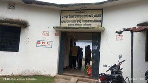 Gomia: Major irregularities at the Gomia Block Resource Centre; employees show up just one day a month to mark 'offline' attendance.