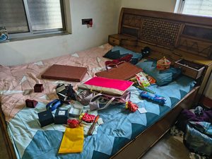 Gomia: Menace of thieves in Chatrochatti; valuables worth lakhs stolen from three locked houses; daylight fraud in Pejua as well.