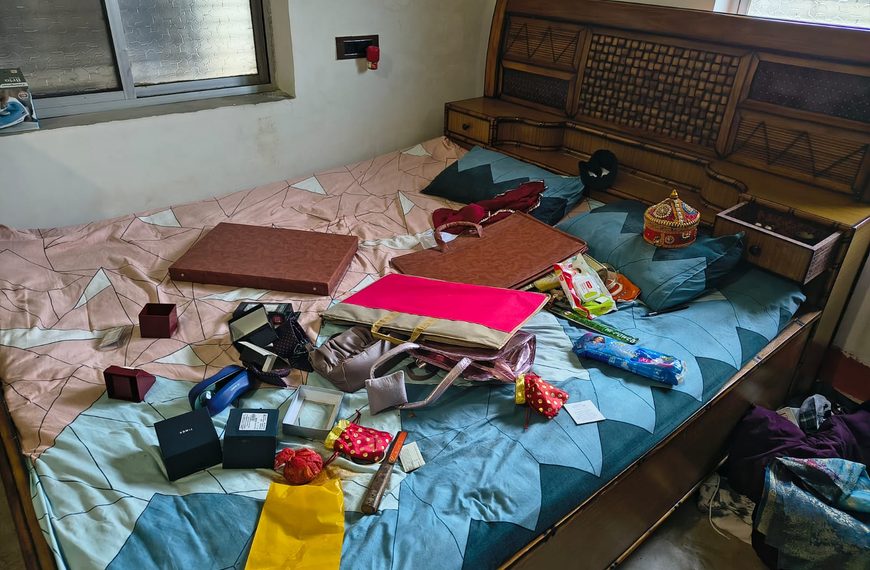 Gomia: Menace of thieves in Chatrochatti; valuables worth lakhs stolen from three locked houses; daylight fraud in Pejua as well.