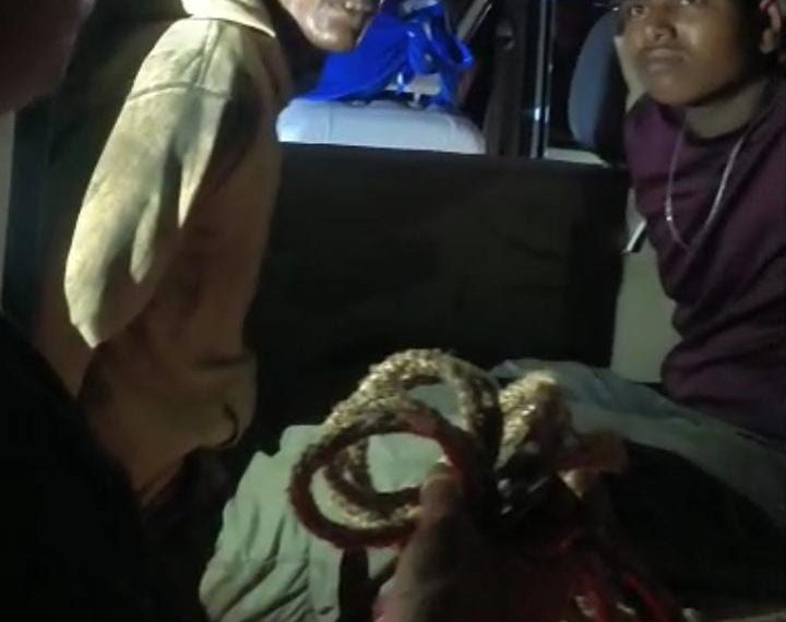 Gomia: Two youths were caught removing batteries from a tractor in Gomia's Tilaiya; five batteries were recovered. Villagers are outraged over the rising incidents of theft.