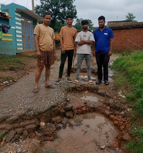 Gomia: Rain exposes the poor condition of the road; villagers distressed by the dilapidated road.