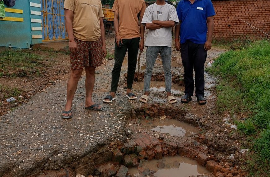 Gomia: Rain exposes the poor condition of the road; villagers distressed by the dilapidated road.