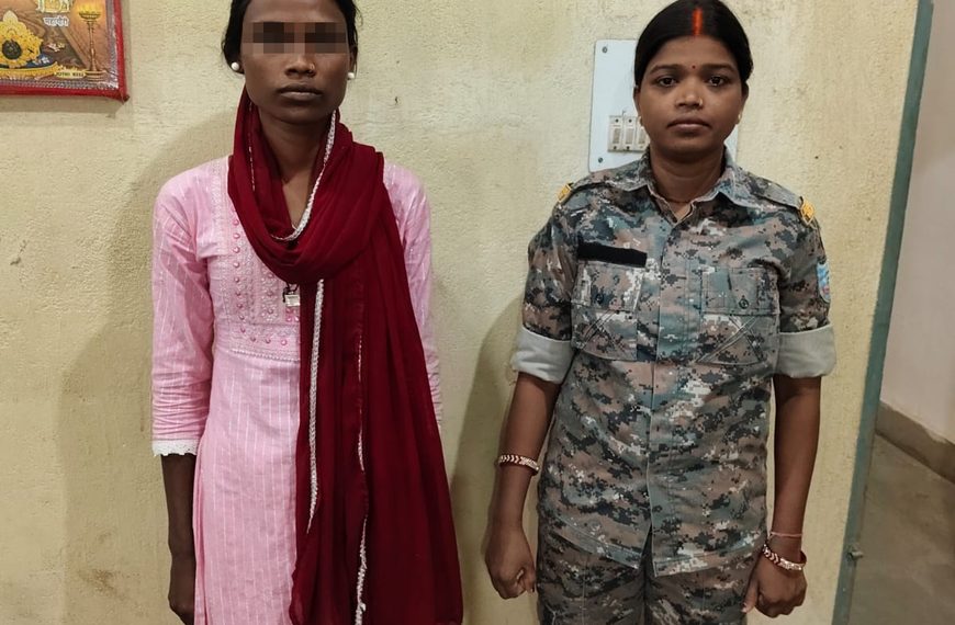 Gomia: Khushbu Devi, the co-accused and alleged mastermind behind the murder of her husband—a CCL employee at Swang New Mine—has been arrested; she was apprehended at her maternal home and sent to jail.