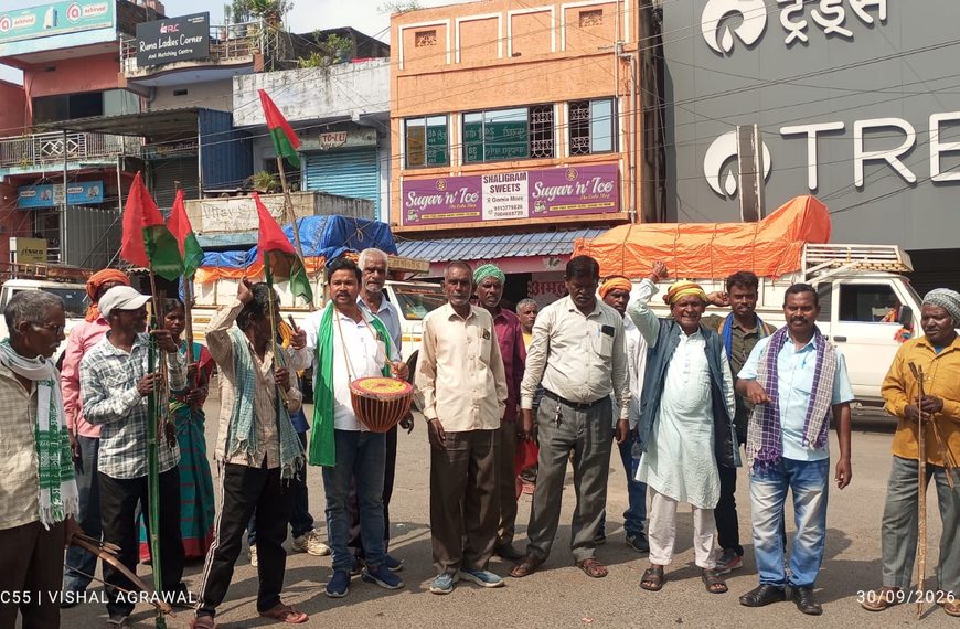 Gomia: Jharkhand agitators take to the streets; Gomia Post Office intersection blocked.