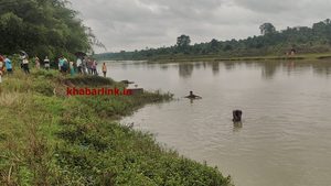 Gomia: A 64-year-old man was swept away by the strong current while crossing the Konar River in Gomia; a team of divers has arrived, and the search is underway.