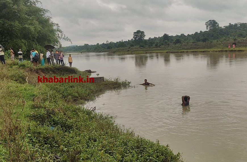 Gomia: A 64-year-old man was swept away by the strong current while crossing the Konar River in Gomia; a team of divers has arrived, and the search is underway.