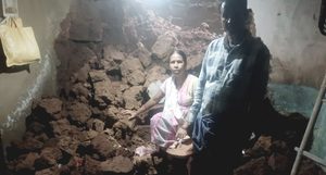 Gomia: Mud house collapses after four days of continuous rain; couple has a narrow escape.