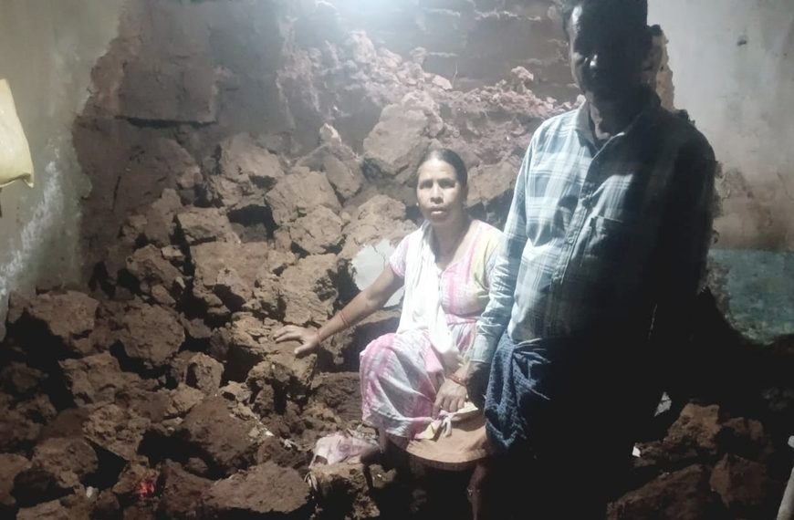 Gomia: Mud house collapses after four days of continuous rain; couple has a narrow escape.