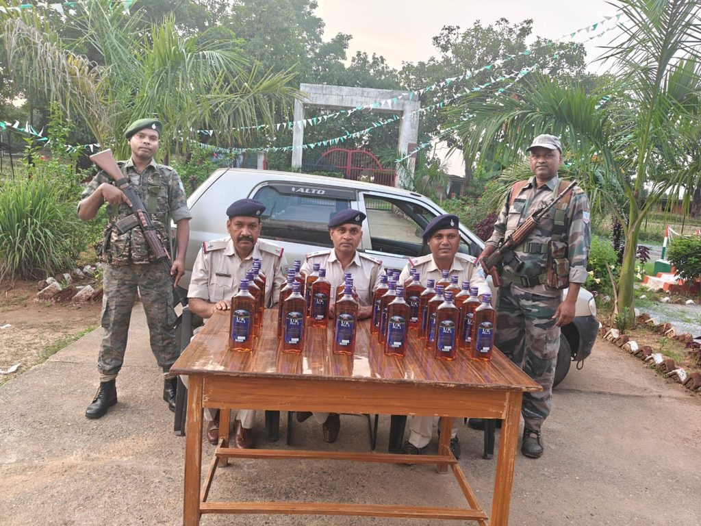 Gomia: 30 bottles of illicit foreign liquor seized from a car in Jageshwar Vihar; two accused fled towards the forest.