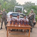 Gomia: 30 bottles of illicit foreign liquor seized from a car in Jageshwar Vihar; two accused fled towards the forest.