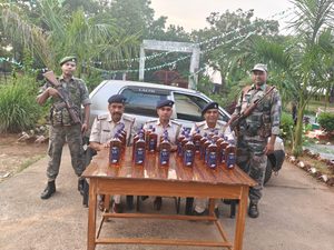 Gomia: 30 bottles of illicit foreign liquor seized from a car in Jageshwar Vihar; two accused fled towards the forest.