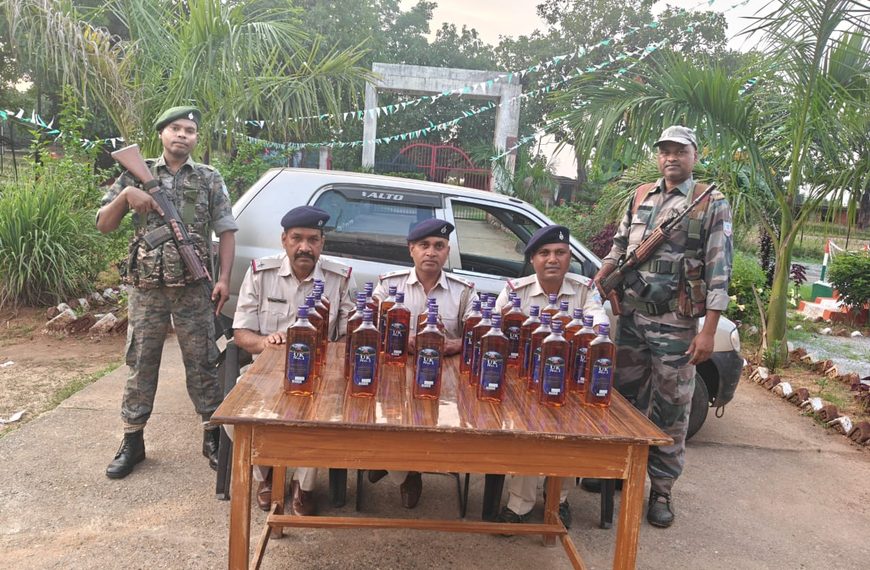 Gomia: 30 bottles of illicit foreign liquor seized from a car in Jageshwar Vihar; two accused fled towards the forest.