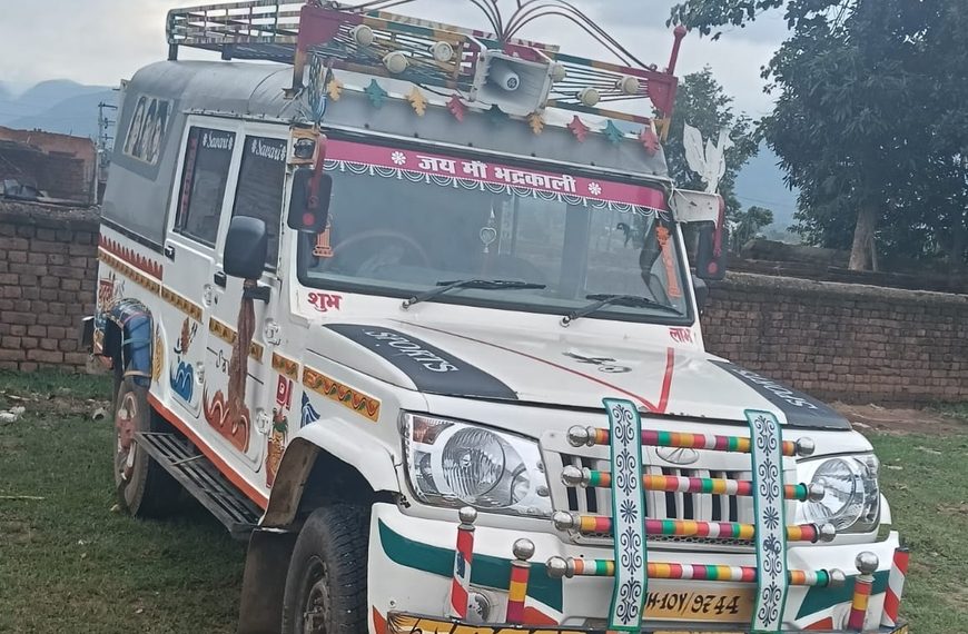 Gomia: A passenger vehicle stolen from Tisri village was found in Lalpania and brought back with the help of the police.