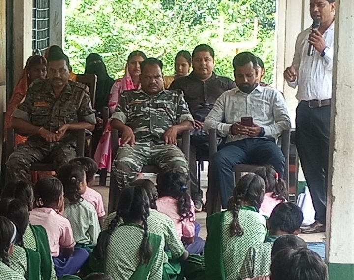 Gomia: School children were sensitized by the Gomia and IEL police under a community outreach program.