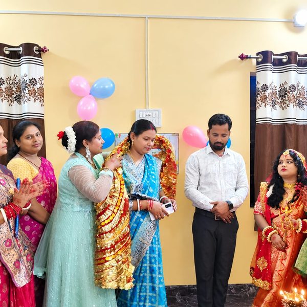 Gomia: Dandiya event organized to mark Navratri; teenage girls gave captivating performances.
