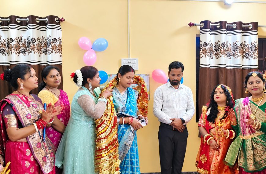 Gomia: Dandiya event organized to mark Navratri; teenage girls gave captivating performances.