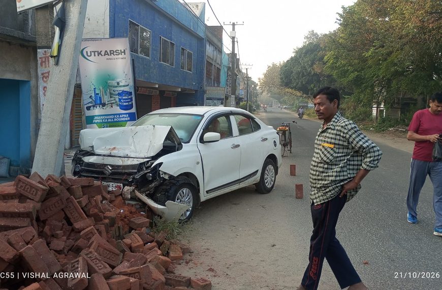 Gomia: A speeding car collided with an electricity pole at Gomia Bank Mor; the occupants had a narrow escape as the airbags deployed.