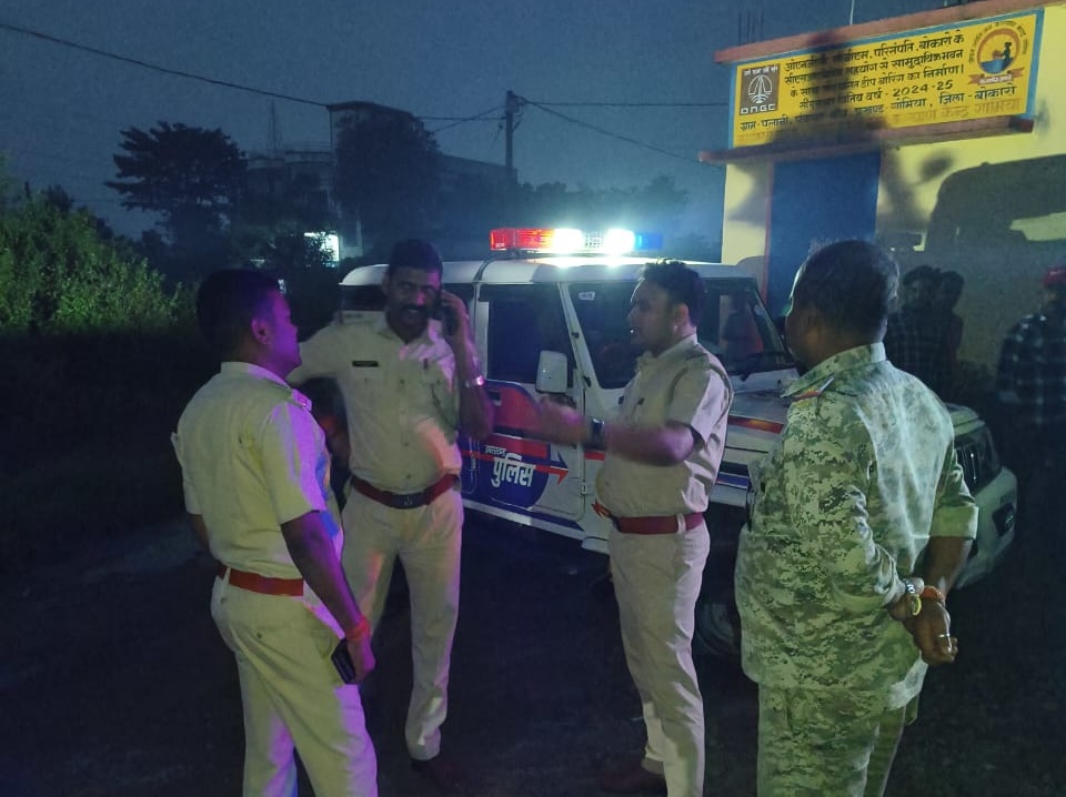 Gomia: Police from three station areas conducted patrols in border regions to control crime.