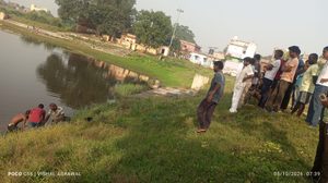 Gomia: An elderly man who had gone to offer water to his ancestors drowned in a pond in Gomia; his body was found on Monday morning.